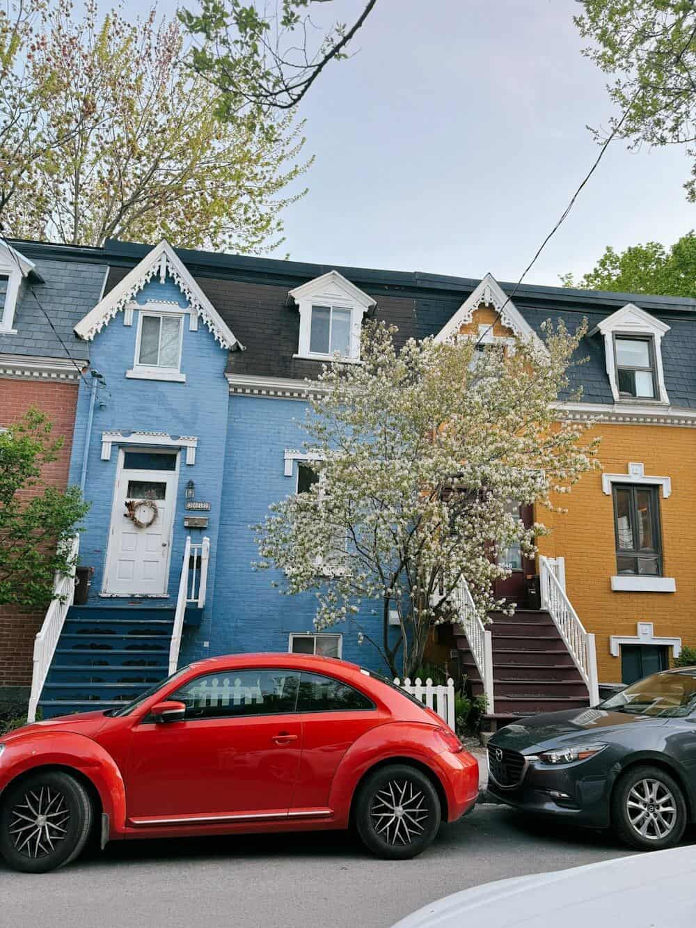 Maisons en rangée colorées avec escaliers extérieurs, au soleil, à Montréal